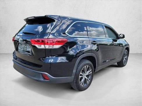 Used 2019 Toyota Highlander LE FWD image 5