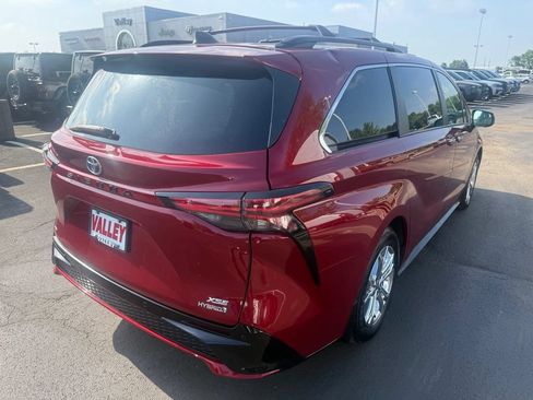 Used 2022 Toyota Sienna XSE w/ XSE Plus Package AWD/4WD image 3