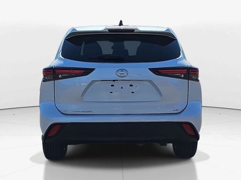 Used 2024 Toyota Highlander LE image 5