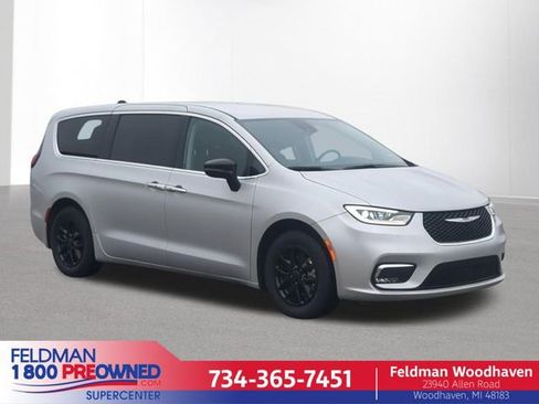 Used 2024 Chrysler Pacifica Touring-L FWD image 1