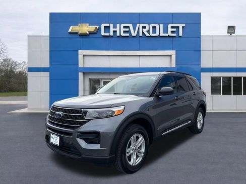 Used 2023 Ford Explorer XLT AWD/4WD image 3