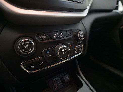 Used 2016 Jeep Cherokee Latitude w/ Cold Weather Group image 20