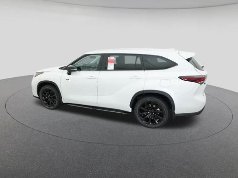 New 2026 Toyota Highlander XLE image 4