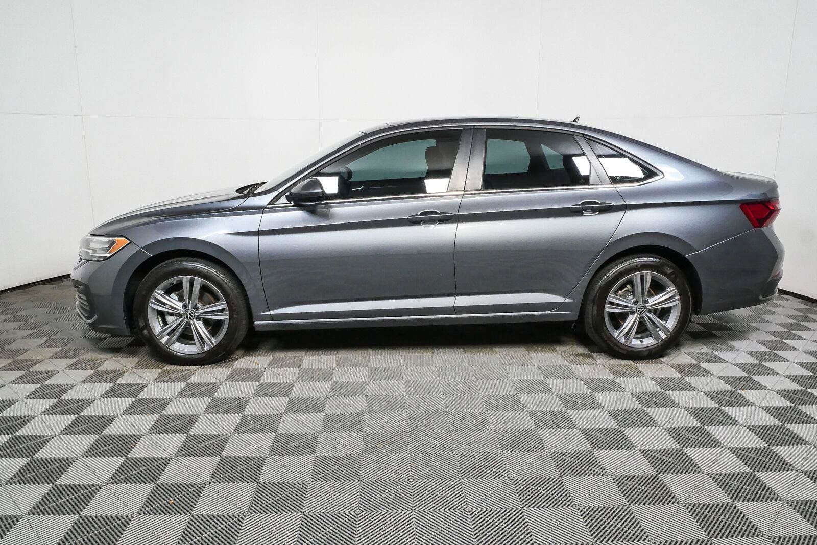 Used 2024 Volkswagen Jetta SE w/ Panoramic Sunroof Package FWD image 2