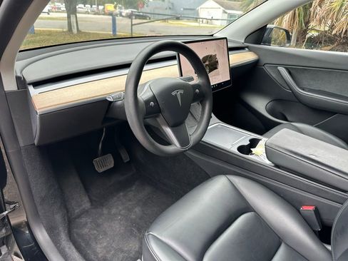 Used 2022 Tesla Model Y Long Range image 17