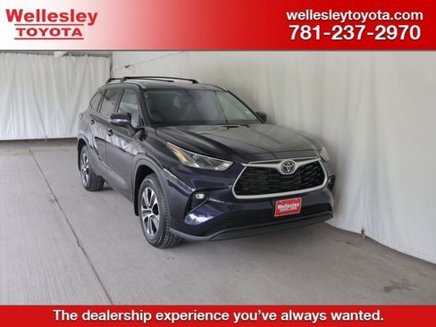 Used 2023 Toyota Highlander XLE AWD/4WD image 1