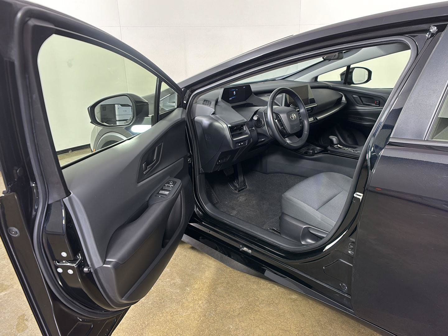 Used 2025 Toyota Prius LE FWD image 2