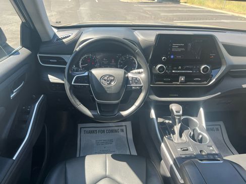 Used 2023 Toyota Highlander XLE AWD/4WD image 2