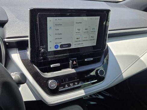 Used 2025 Toyota Corolla SE w/ SE Package FWD image 19