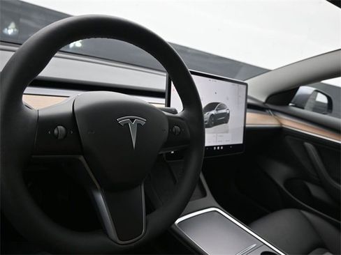 Used 2023 Tesla Model 3 Standard Range image 9