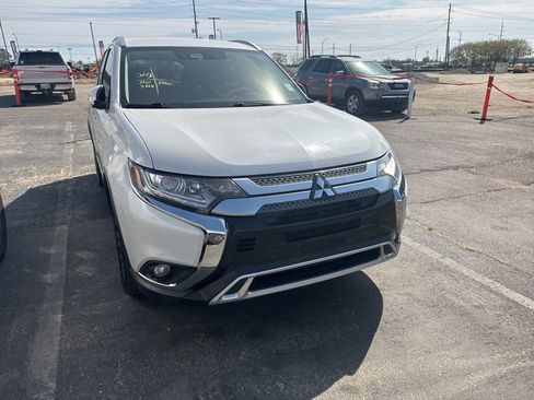 Used 2020 Mitsubishi Outlander AWD image 2