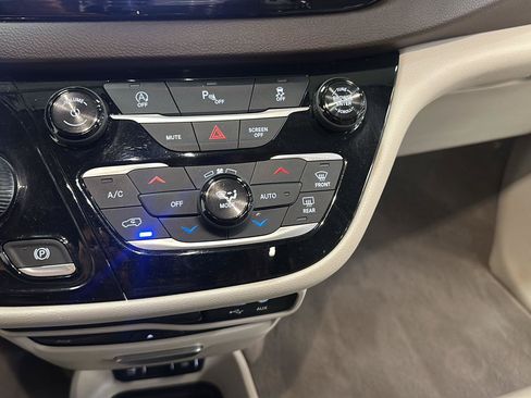 Used 2018 Chrysler Pacifica Touring-L Plus w/ Tire & Wheel Group FWD image 24