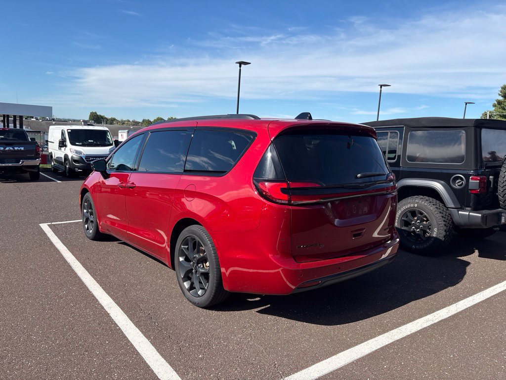 Used 2025 Chrysler Pacifica Limited FWD image 3