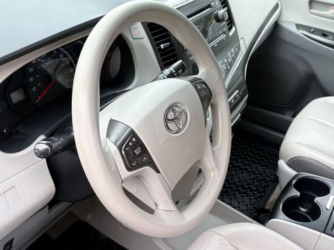 Used 2013 Toyota Sienna LE image 11