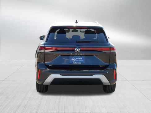 Used 2025 Volkswagen Tiguan SE AWD/4WD image 6