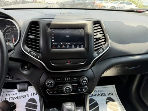 Used 2019 Jeep Cherokee Latitude Plus w/ Comfort/Convenience Group AWD/4WD image 24