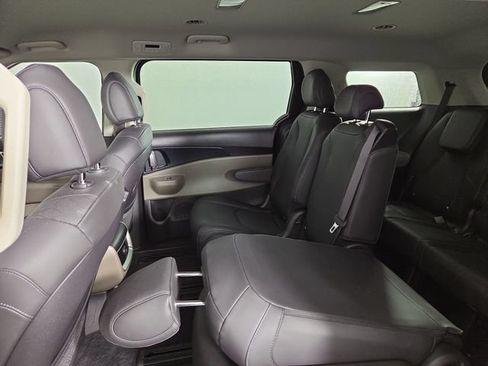 Certified 2026 Kia Carnival LXS FWD image 14