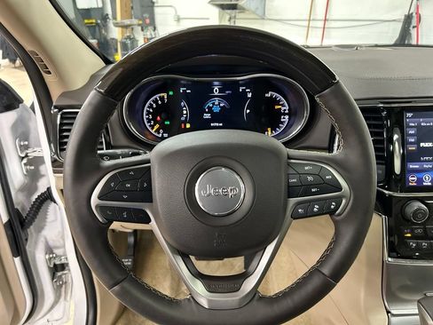 Used 2019 Jeep Grand Cherokee Overland AWD/4WD image 16