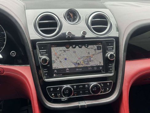 Used 2018 Bentley Bentayga AWD/4WD image 39