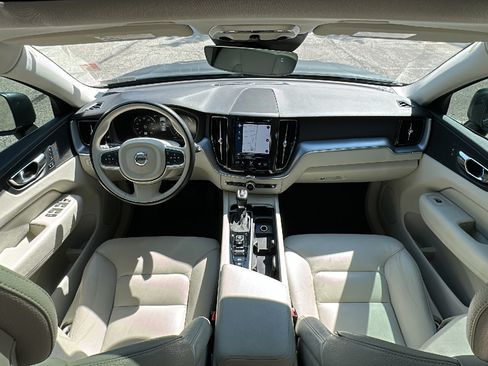 Used 2018 Volvo XC60 T5 Momentum w/ Convenience Package AWD/4WD image 28