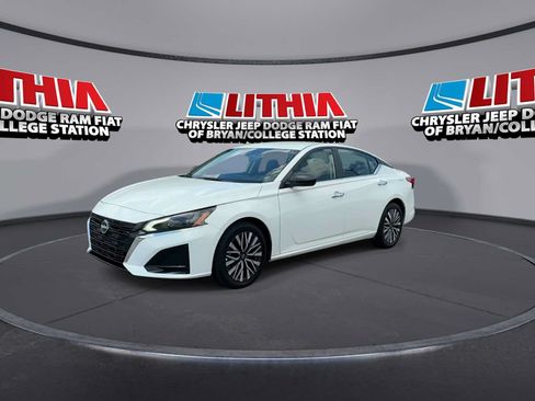 Used 2025 Nissan Altima 2.5 SV FWD image 4