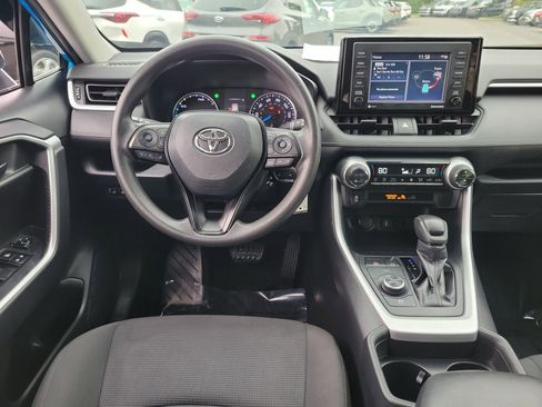Used 2020 Toyota RAV4 LE image 10