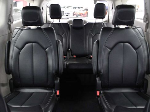 Used 2024 Chrysler Pacifica Touring-L FWD image 37