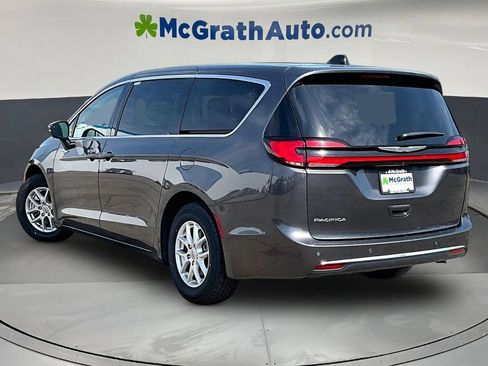 Used 2023 Chrysler Pacifica Touring-L FWD image 5
