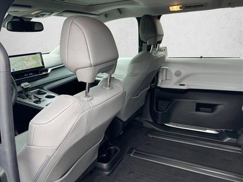 Used 2025 Toyota Sienna XLE image 17