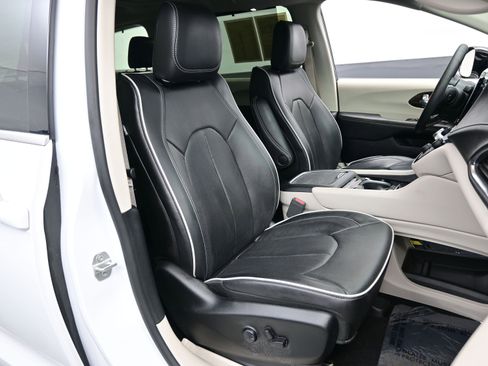 Used 2024 Chrysler Pacifica Limited image 13