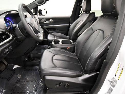 Used 2025 Chrysler Pacifica Select FWD image 14
