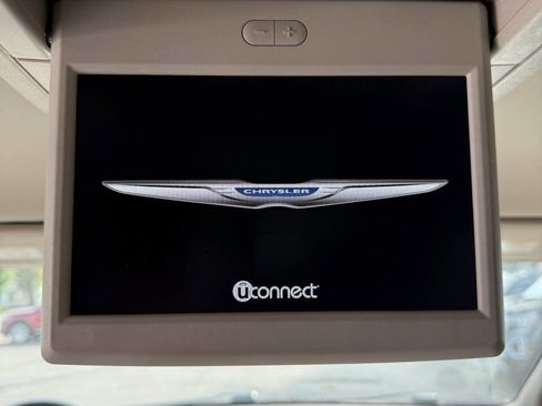 Used 2016 Chrysler Town & Country Touring w/ Driver Convenience Group image 34