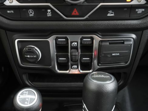 Used 2024 Jeep Gladiator Sport AWD/4WD image 15