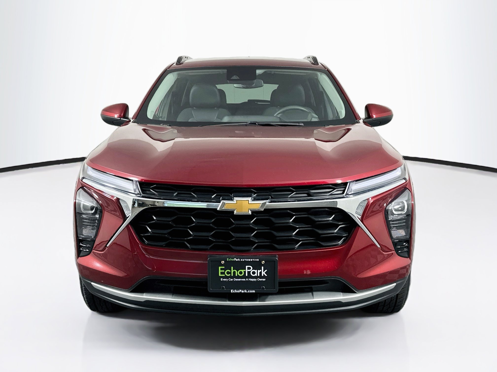 Used 2025 Chevrolet Trax LT FWD image 2