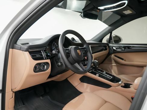 Certified 2025 Porsche Macan AWD/4WD image 4