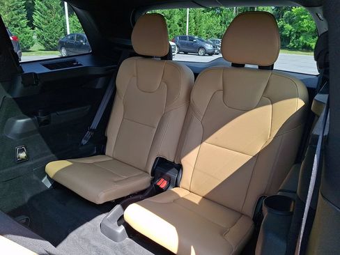 Used 2018 Volvo XC90 T6 Momentum w/ Convenience Package AWD/4WD image 11