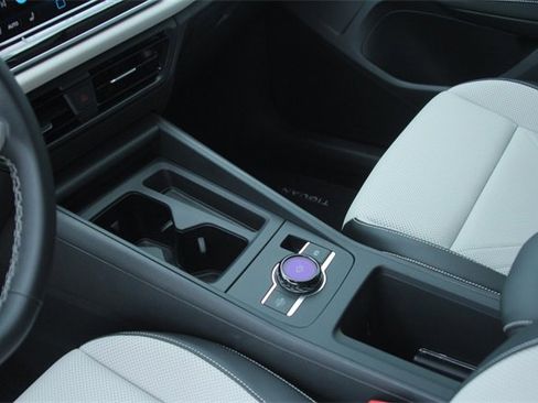 New 2025 Volkswagen Tiguan SE image 9