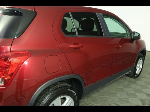 Used 2022 Chevrolet Trax LS w/ Tint and Cruise Package AWD/4WD image 17