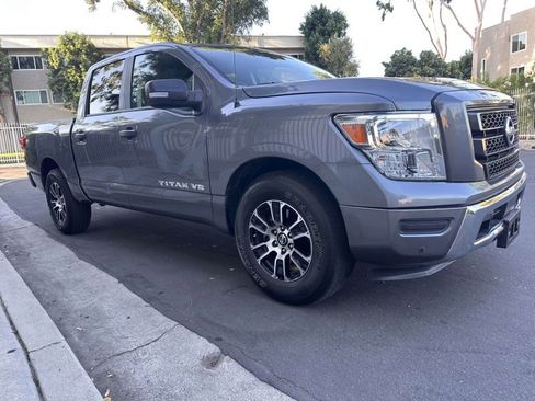 Used 2022 Nissan Titan SV image 3