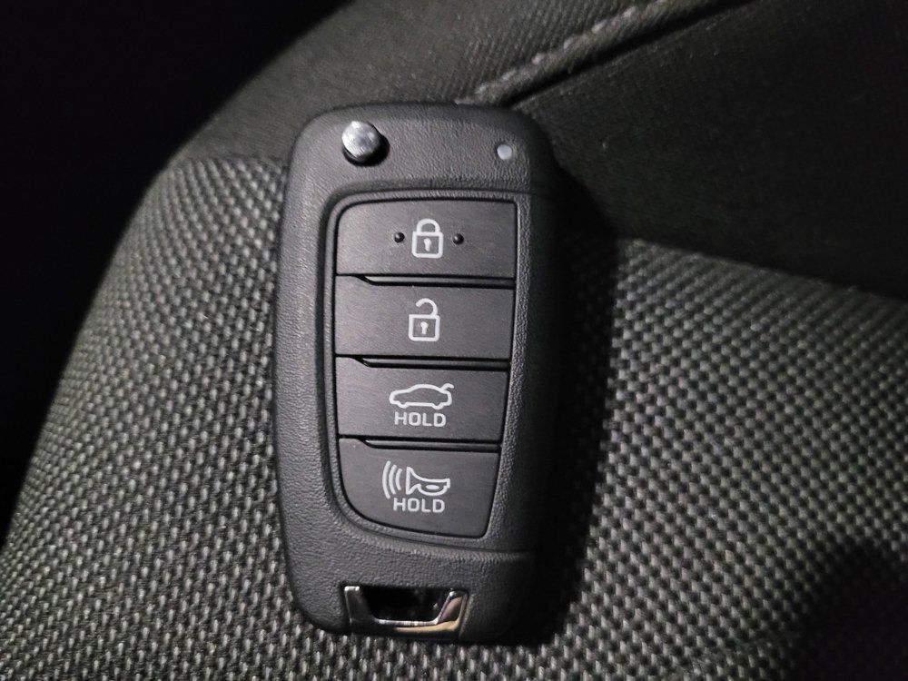 Used 2025 Hyundai Elantra SE FWD image 32