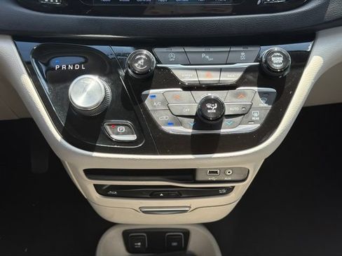 Used 2017 Chrysler Pacifica Touring-L Plus FWD image 19