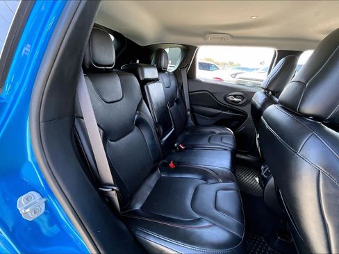 Used 2021 Jeep Cherokee Trailhawk w/ Technology Group image 18