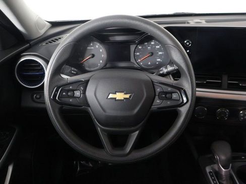 Used 2025 Chevrolet Trax LS image 32