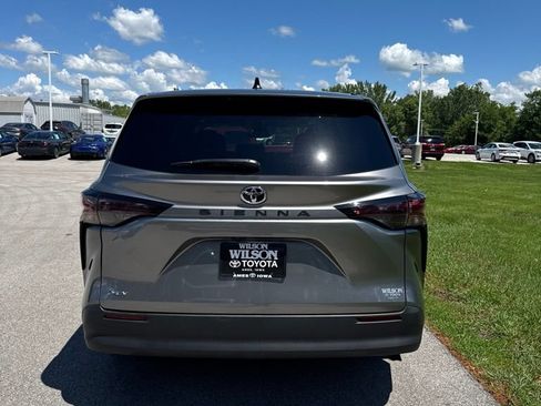 Used 2026 Toyota Sienna LE FWD image 4
