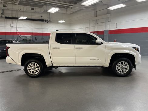Certified 2025 Toyota Tacoma SR5 AWD/4WD image 11