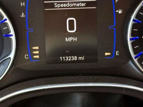 Used 2018 Chrysler Pacifica Touring-L FWD image 18