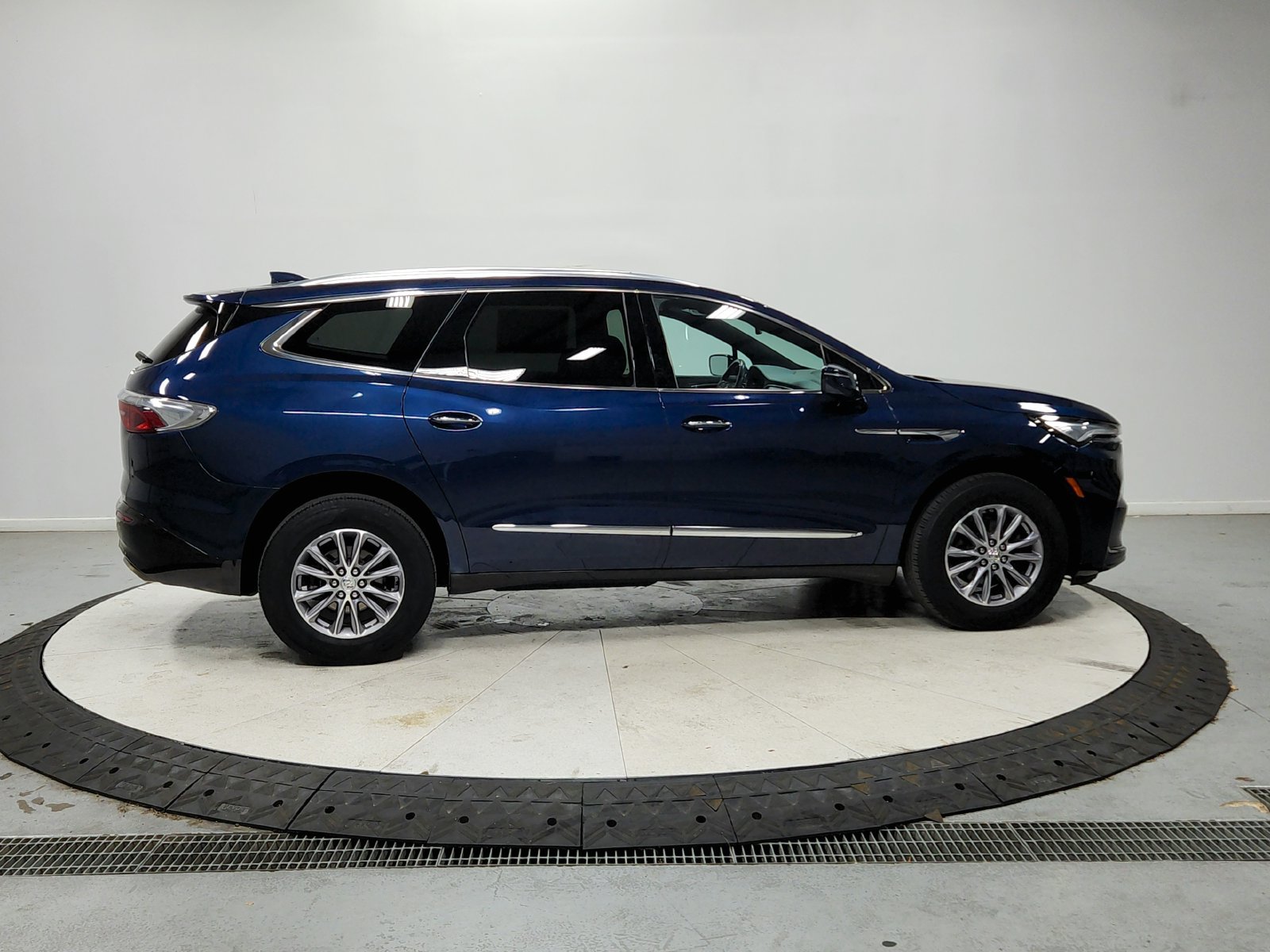 Used 2024 Buick Enclave Essence FWD image 9