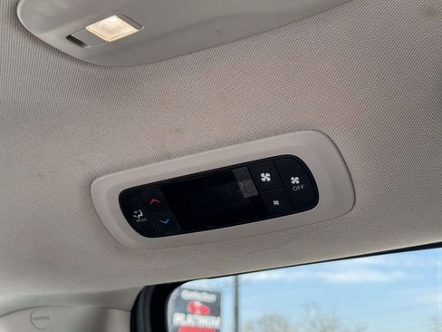 Used 2022 Chrysler Voyager LX image 33