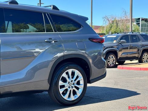 Certified 2024 Toyota Highlander Limited FWD image 10