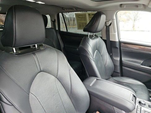 Used 2021 Toyota Highlander Limited image 12